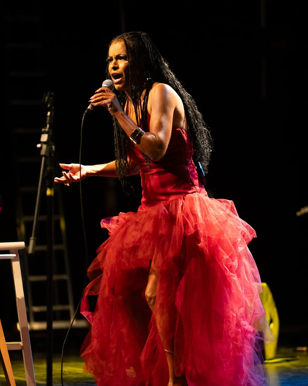 Gizelly di Sousa interpretando uma canção no palco